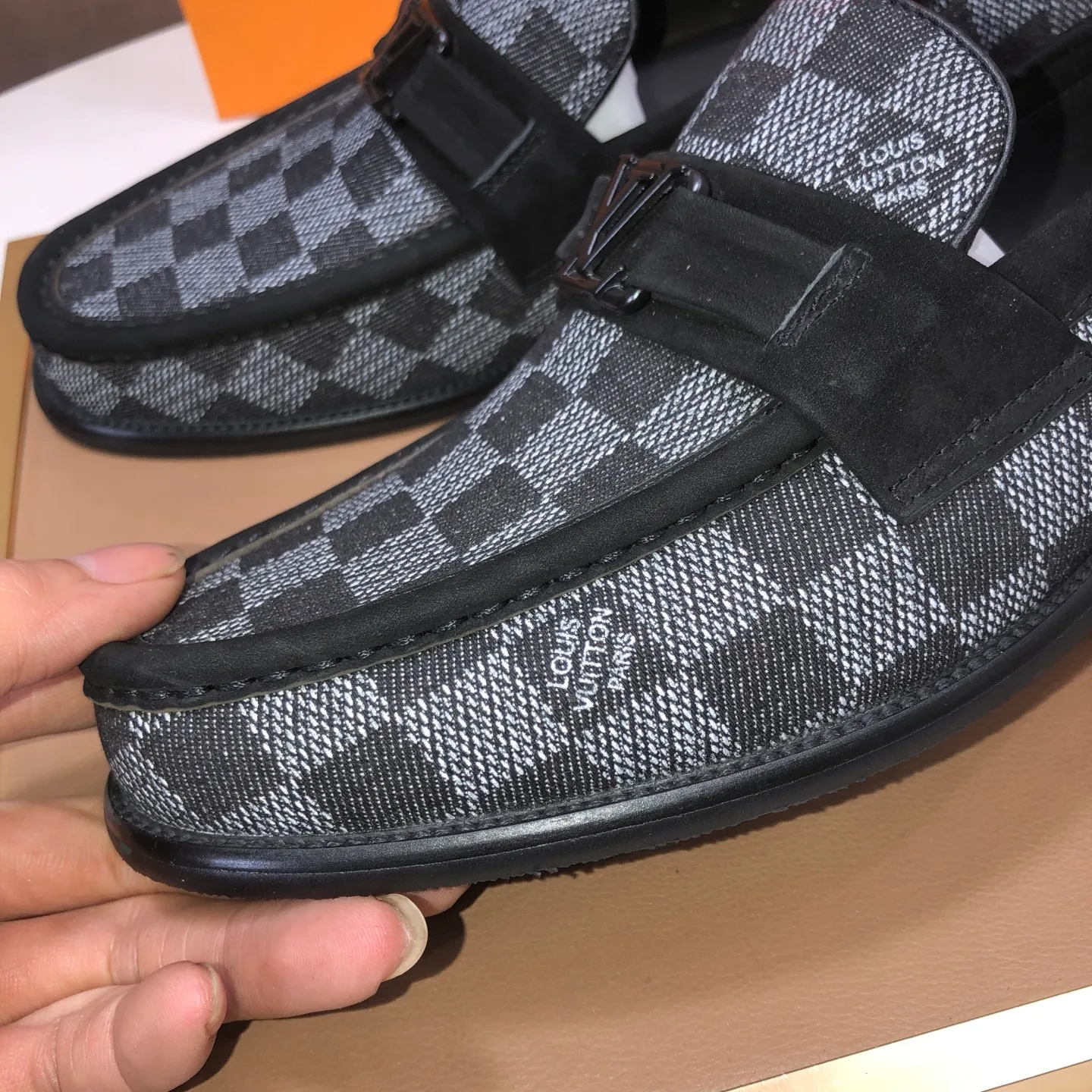 Men's men's shoes💰540💰[LV] (original single cowhide lining)🍀LV's latest genuine leather business suit shoes are available on the official website at the same time. The first-layer cowhide imported from Italy is made of heavy gold, and the official website has a 1:1 rubber outsole. Versatile to wear, high-end without losing class, and the color combination is extraordinary. This four-season style is alluring when worn on your feet, showing off your big-name flair. Standard code 38-45 (45 customized)